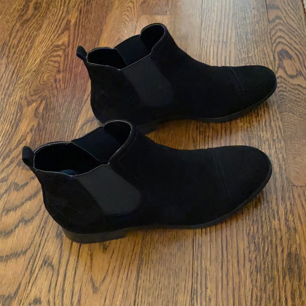 UNISA black suede boots with small heel